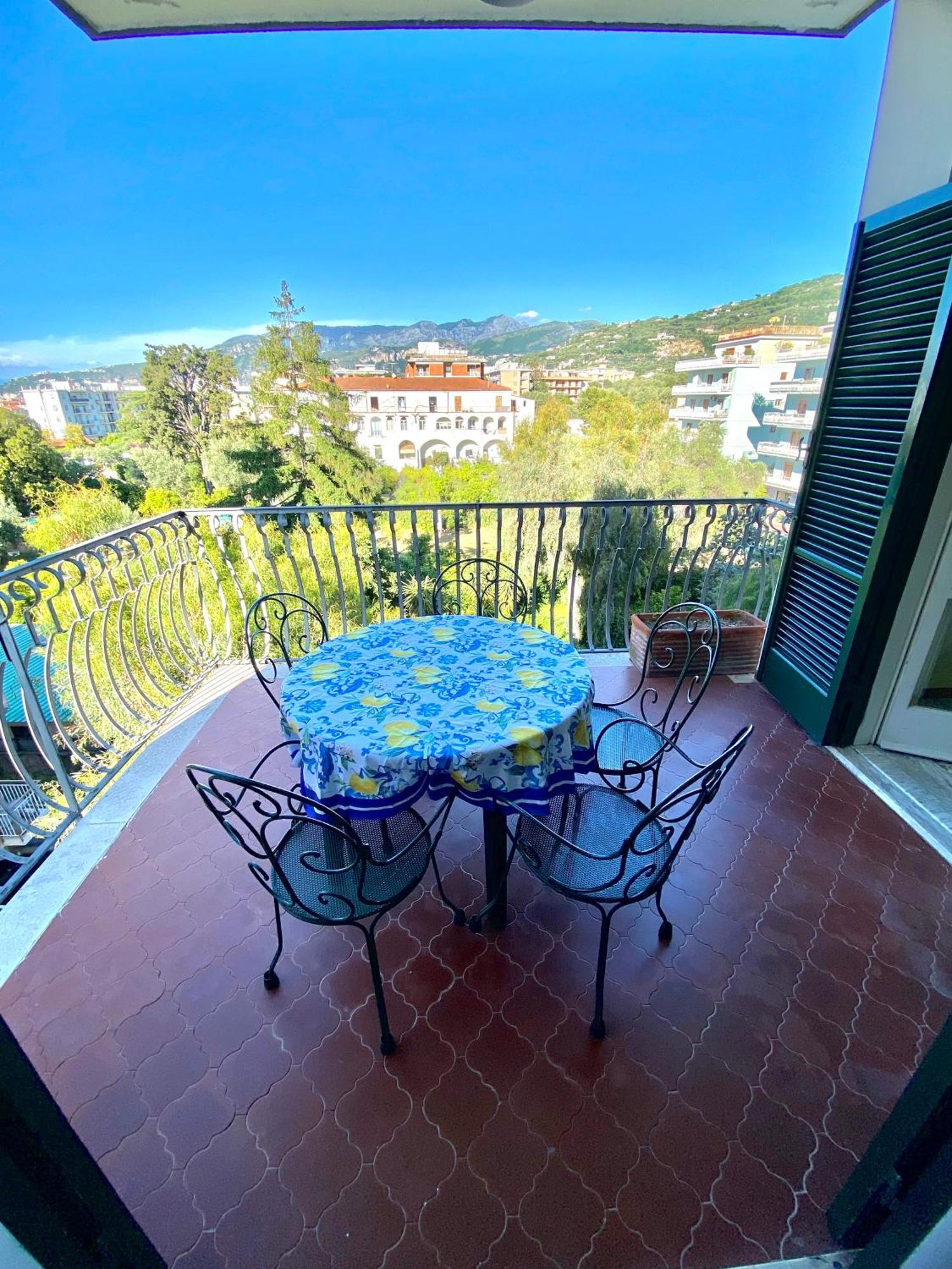 Casa Mar - Elegant Apartment With Pool And Panoramic Terrace In The Heart Of Соренто Екстериор снимка